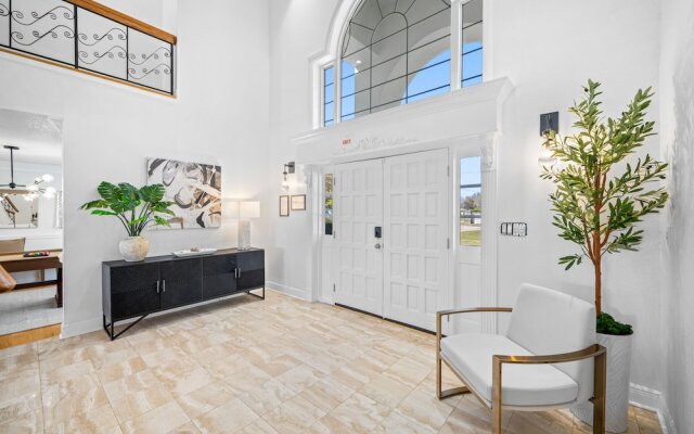 Exquisite Bayview Villa With Pool and Games!