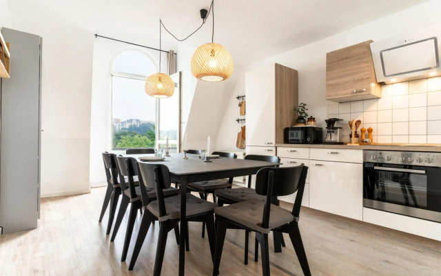 Hafenkoje mit Blick über Hafen und Altstadt