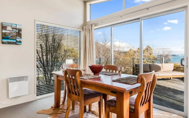 Lake Views on Yewlett - Queenstown Holiday Home