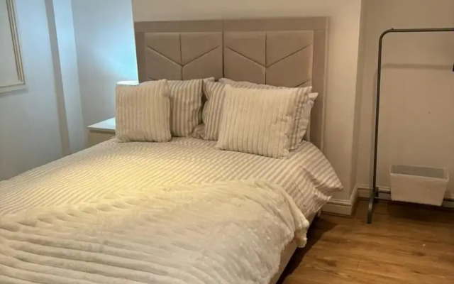 4br-sleeps10-garden-freeparking