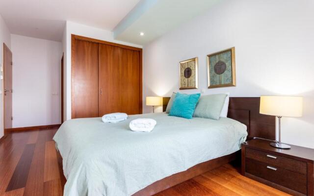 Spacious 2 bedroom apartment Baía da Luz