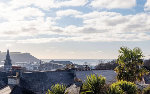 5-bed House With Distant sea Views in Plymouth