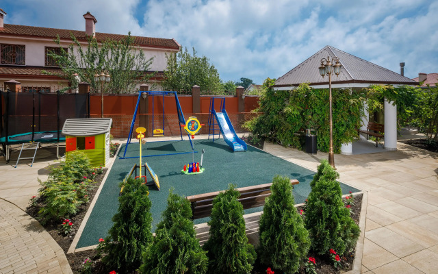 Mini-Hotel Biography