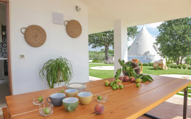 TD Trulli Saveni Trulli with Pool Near the Centre