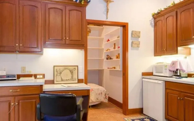 Auberge de Seattle, French Country Inn