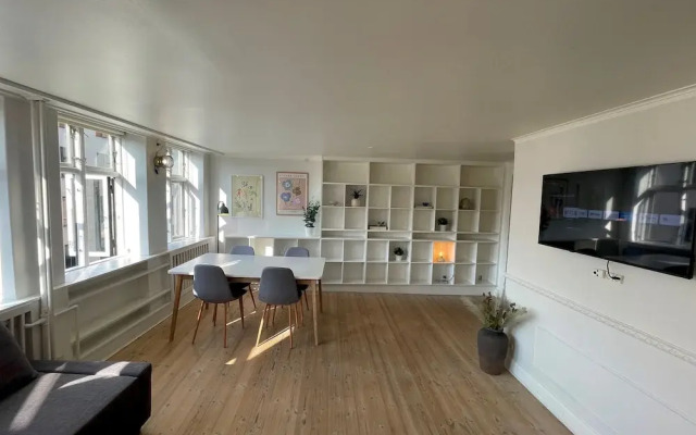Elegant Apartment In Central