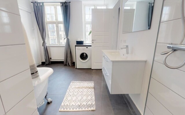 Large and Bright Apartment in Centre