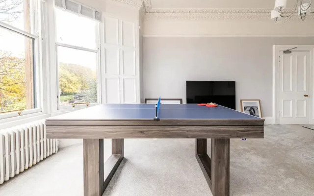 Stunning 5 Bedroom Large Apartment With Parking