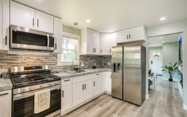 Des Plaines Vacation Rental w/ Spacious Backyard!