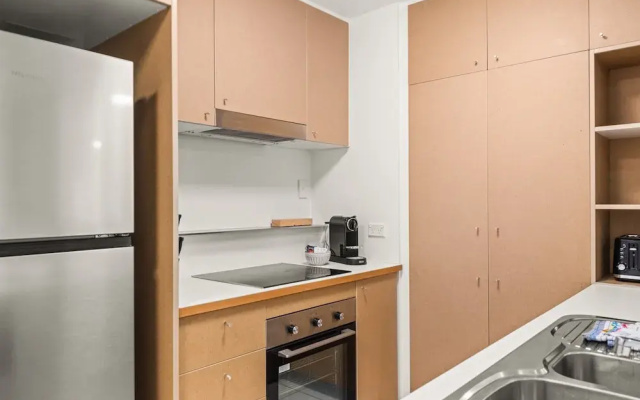 Vibrant 2-bed Apartment With Pool and Gym Access