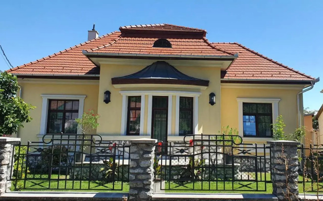 Varkert Deluxe Apartmanhaz