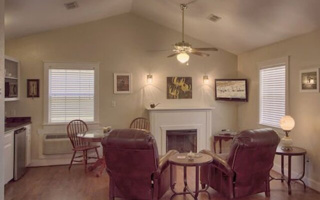 Outdoor Pool and Hot Tub Retreat - Enchanting Luxurious Haven