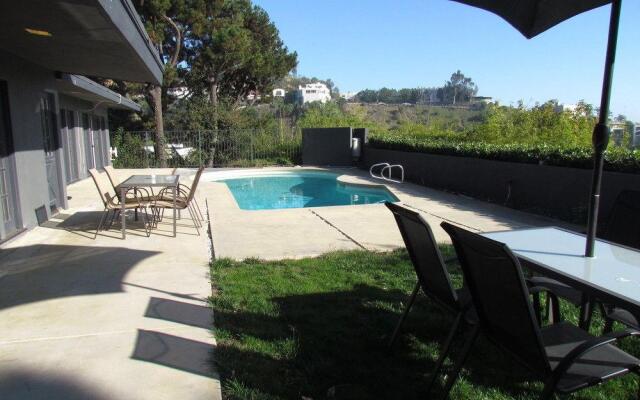 4 Bedroom Celebrity House with Pool & City View