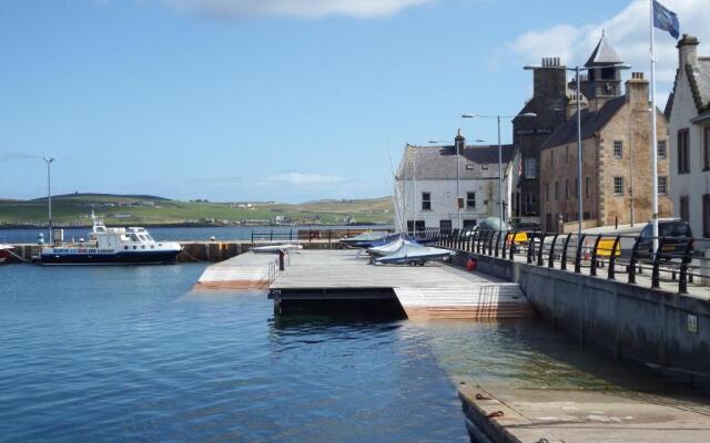 16 Mounthooly Street