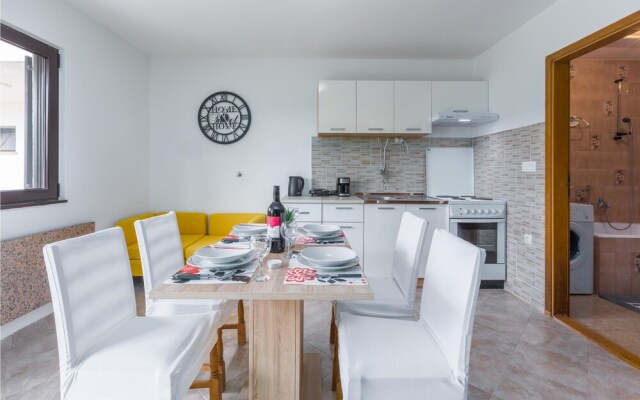 Beautiful Home in Tar With 2 Bedrooms and Wifi