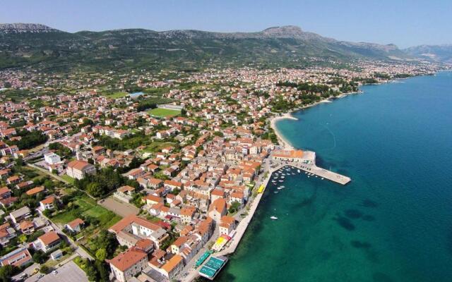 Apartments with a parking space Kastel Stari, Kastela - 18812