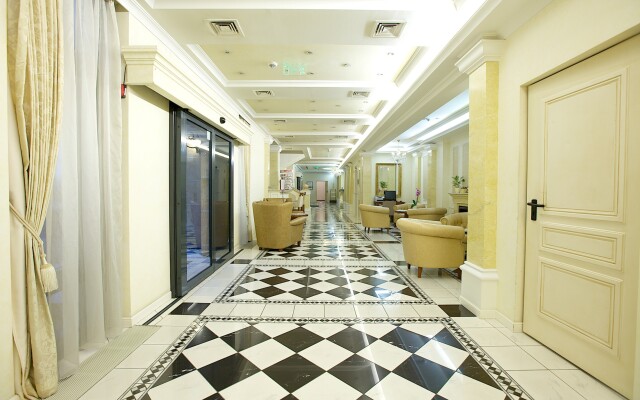 Queen's Court Hotel & Residence