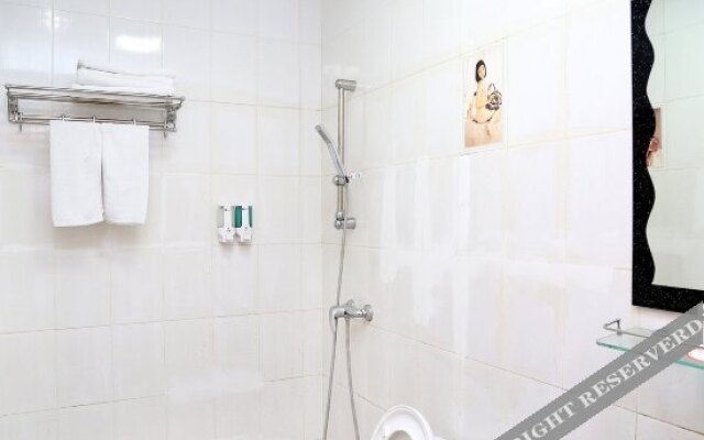 Le8 Chain Hotel (Shenzhen Pingdi Yicheng PARK Wal-Mart Store)