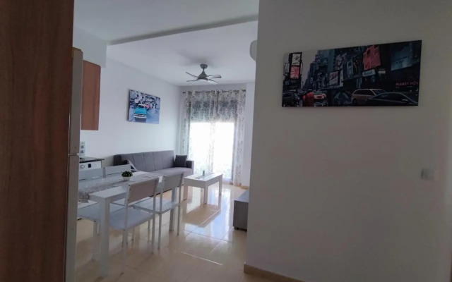 Apartamento con patio, piscina y parking privado