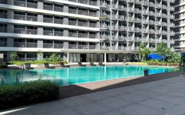 Cozy 1BR with balcony at Fame Residences