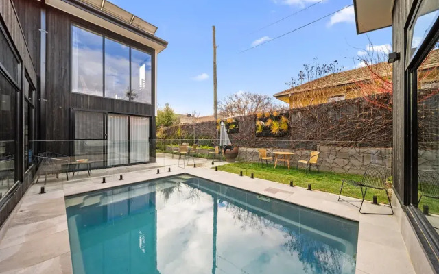 Luxurious 2-bed: Pool, Lift, Dining