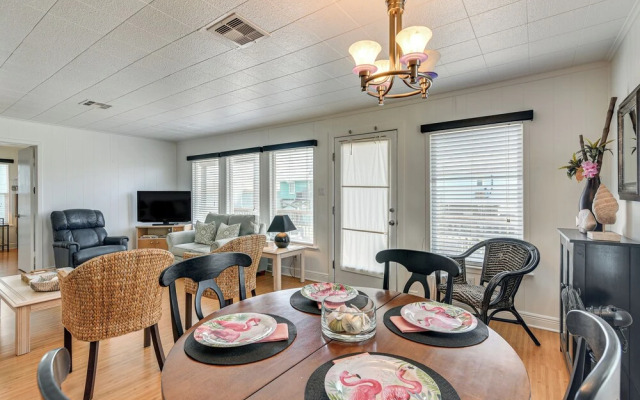 Pet-friendly Galveston Home - Walk to Beaches!