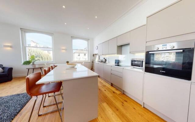 Superb 2 Bed Flat Camden 5 min walktube Station