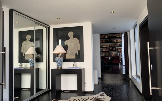 Luxury Villa Marathon