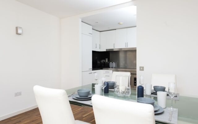 Modern 2BR Flat with Thames River View