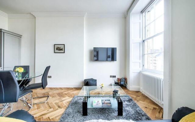 Modern Home 5 Minutes Walk From Princes Street