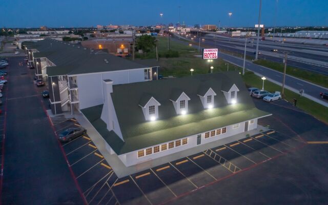 The Crossroads Hotel & Suites