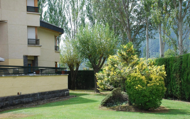 Atico en Biescas con Piscina, Tenis y Barbacoa