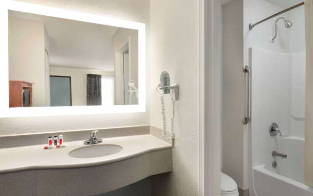 Howard Johnson by Wyndham Chattanooga Lookout Mountain I-24