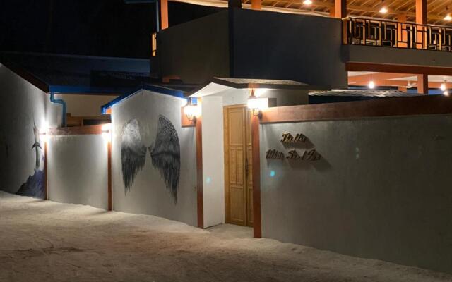 Thoddoo White Sand Inn