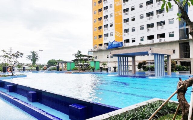 Cozy and Homey Green Pramuka City Apartment