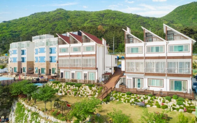 Geoje Kachi and Santorina Pension