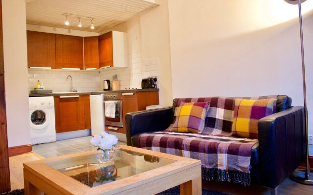 1 Bedroom Flat In Broughton