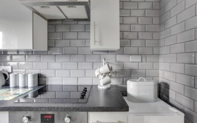George Suite - Two Bed Apartment with Parking