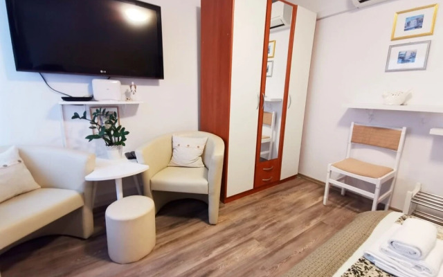 Old Town Apartment Theo