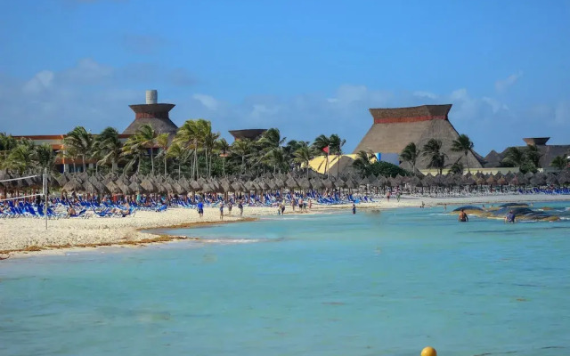 Family 2 Bedrooms Condo with Balcony and Pool Facilities