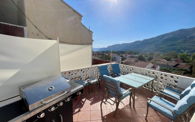 Holiday House Baska Hill