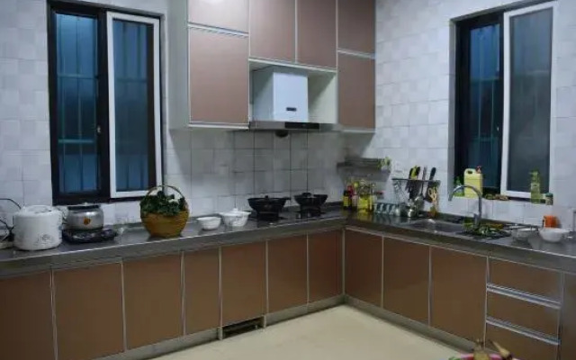 Hefeng Courtyard Inn
