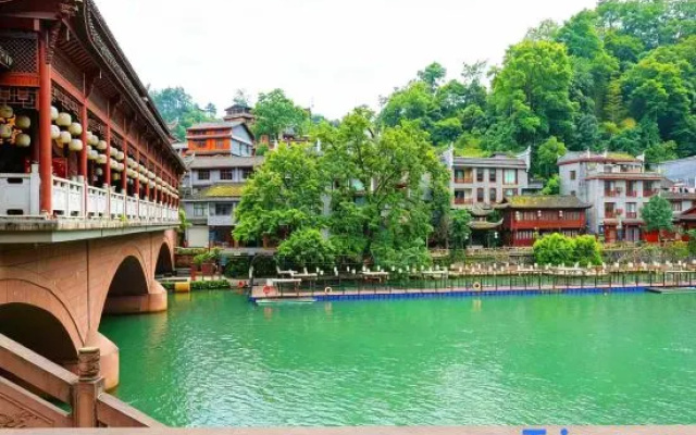 Floral Hotel Fenghuang Ancient City Wind and Snow Night Old Friends Come Inn (Tuojiang Branch) – Outside – Xiangxi