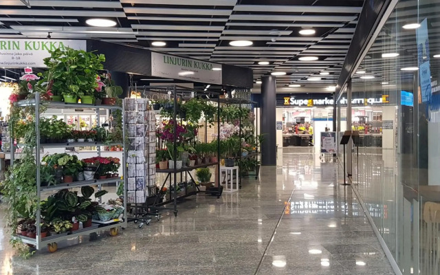 City apartment with lake view and free parking