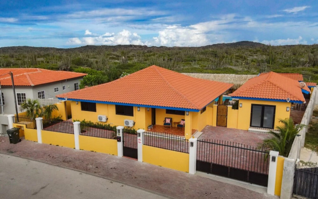 Newly Renovated! Polynesian Themed in Noord!