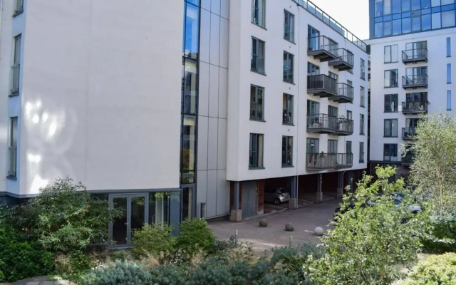 Modern 2 Bedroom East London Apartment by Olympic Park