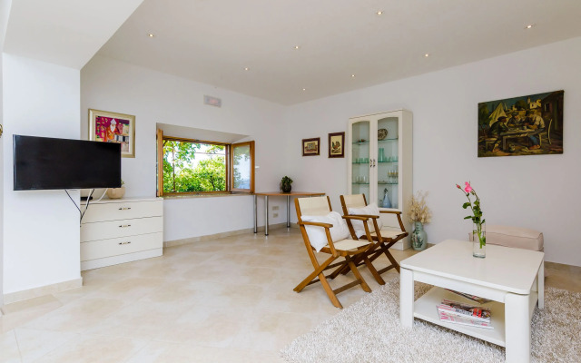 Villa Art Gallery - Six Bedroom Villa with Terrace and Swimming Pool