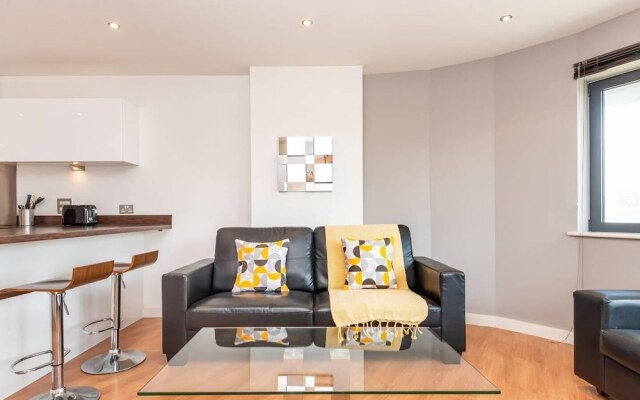 Light and Bright 1BR Apartment Close to Station