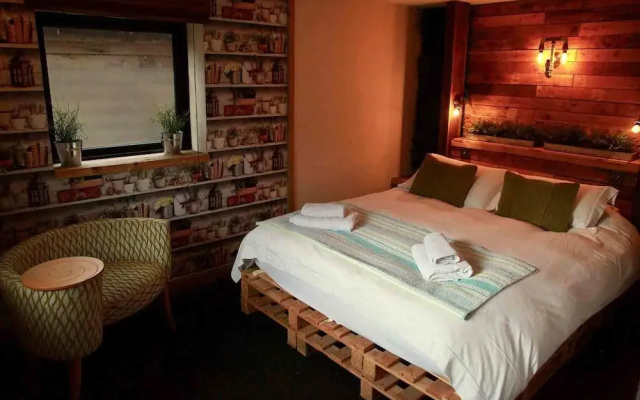 The Lodge Rooms