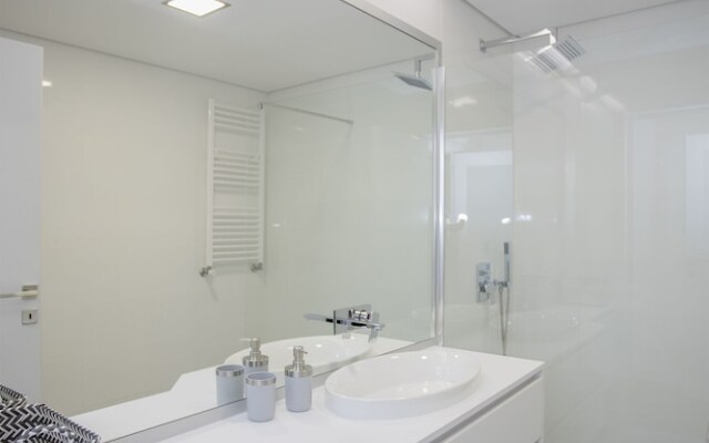 Liiiving - Luxury River View Apartment X